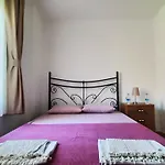 #481 - Spacious 3br Duplex With Private Garden