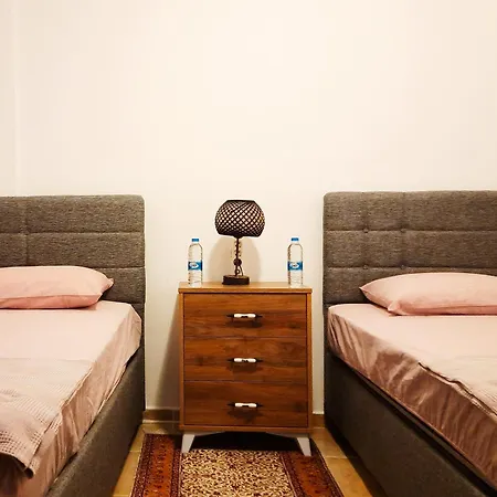 Apartment Eh481 - Confortable And Spacey 3 Bedroom Dublex Flat W Private Yard *