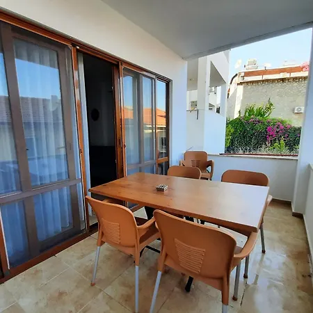 Eh481 - Confortable And Spacey 3 Bedroom Dublex Flat W Private Yard Apartment *