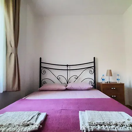 #481 - Spacious 3br Duplex With Private Garden